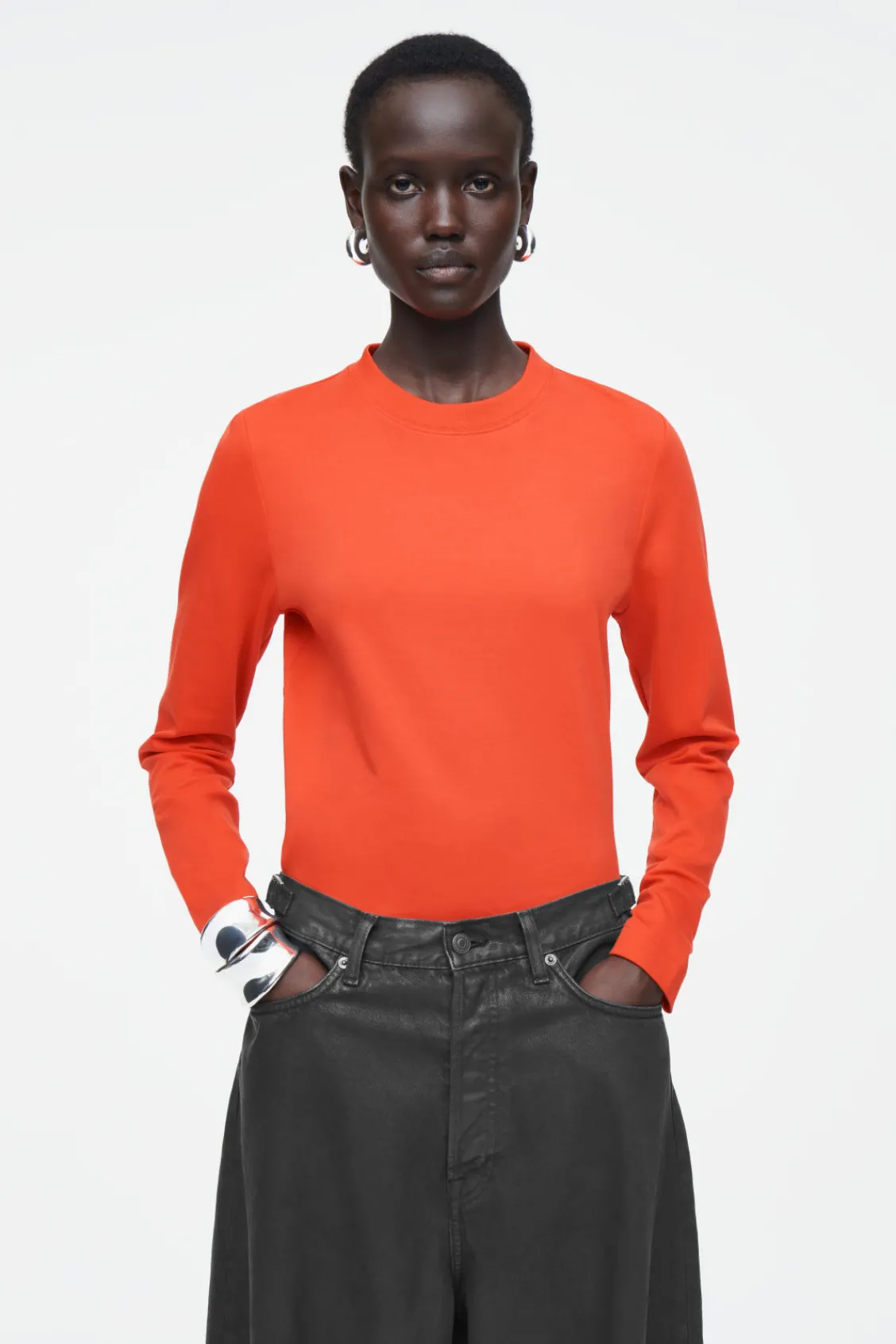 COS CLEAN CUT REGULAR LONG-SLEEVED T-SHIRT-Women T-Shirts | Tops