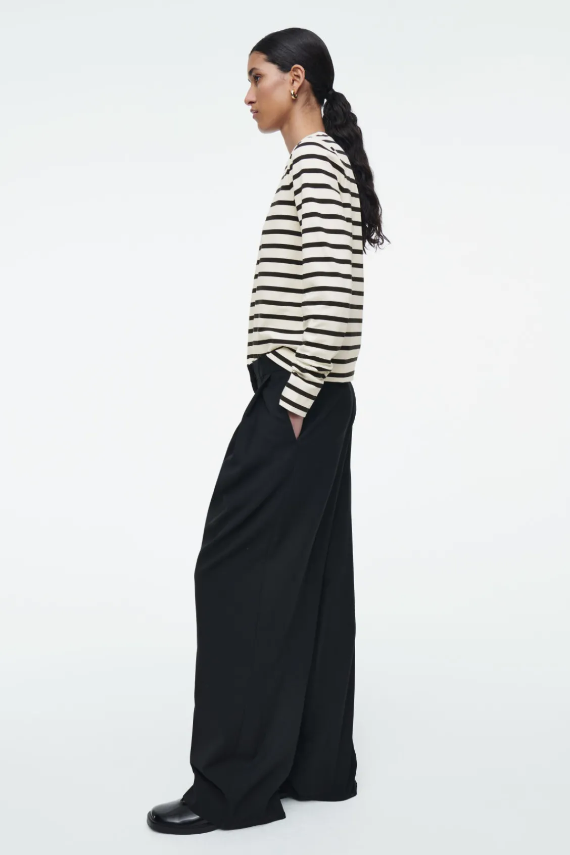 COS CLEAN CUT REGULAR LONG-SLEEVED T-SHIRT-Women T-Shirts | Tops