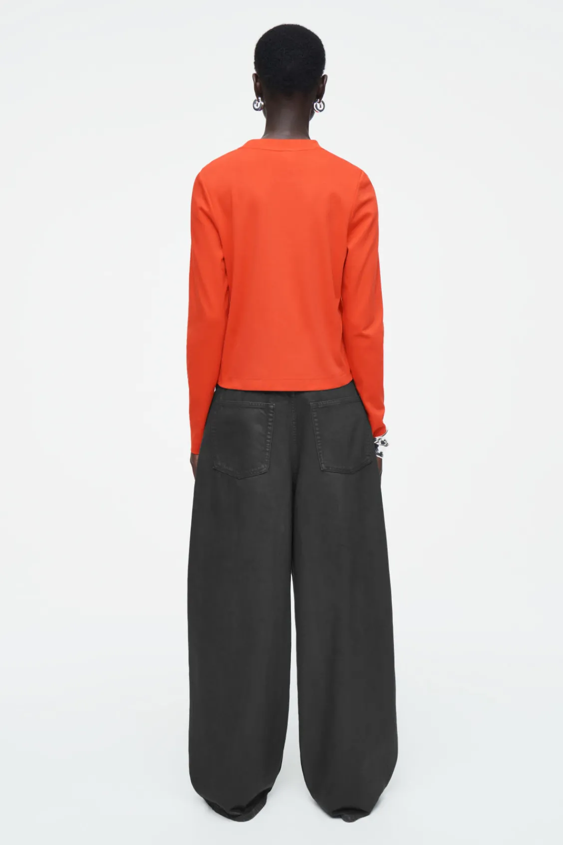 COS CLEAN CUT REGULAR LONG-SLEEVED T-SHIRT-Women T-Shirts | Tops