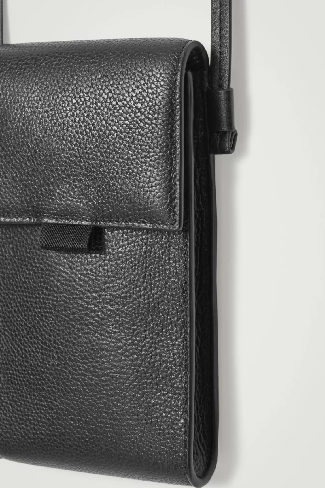 COS CROSSBODY PHONE POUCH - LEATHER- Bags & Wallets