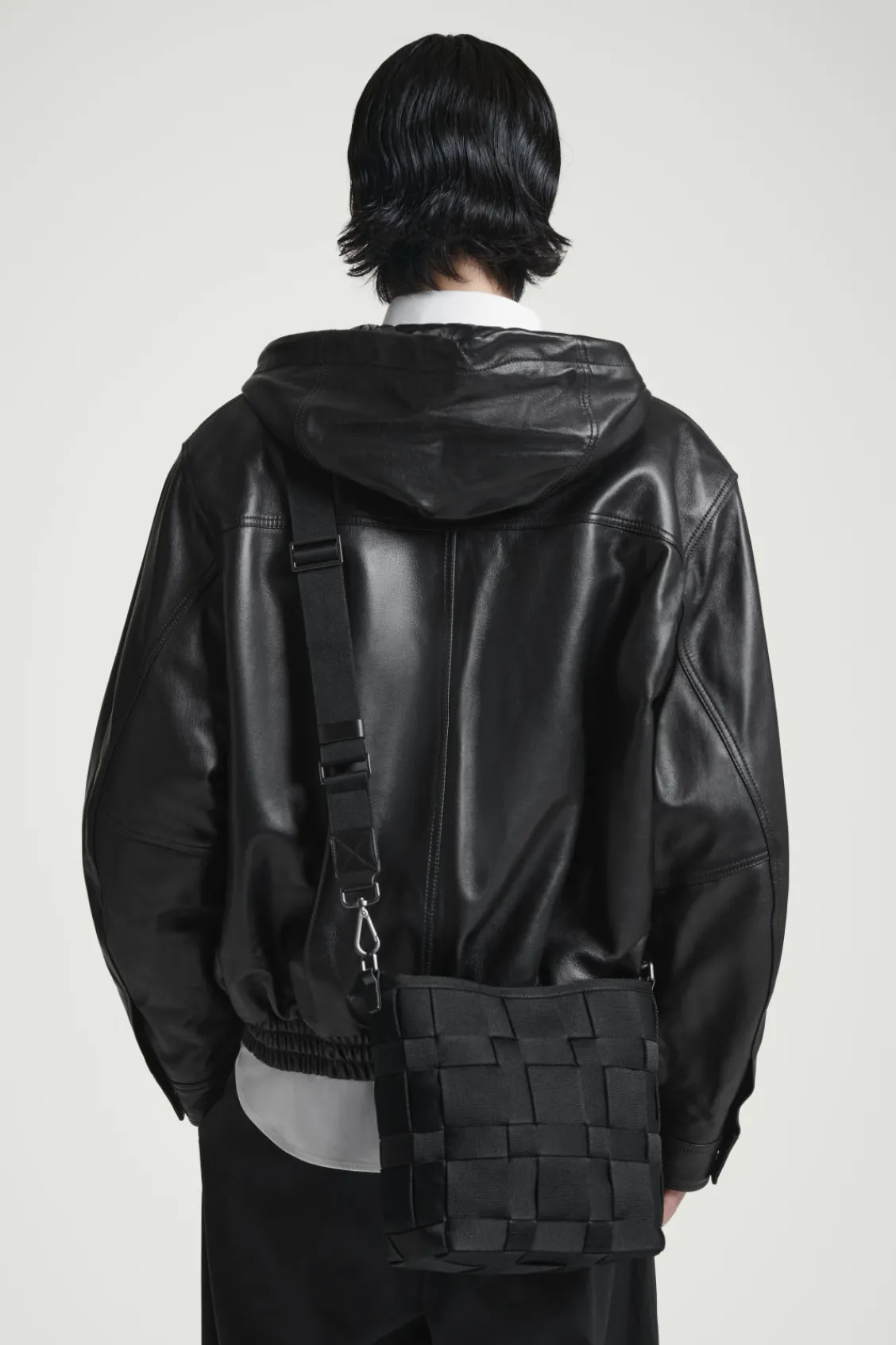 COS MINI WOVEN CROSSBODY - WEBBING- Bags & Wallets